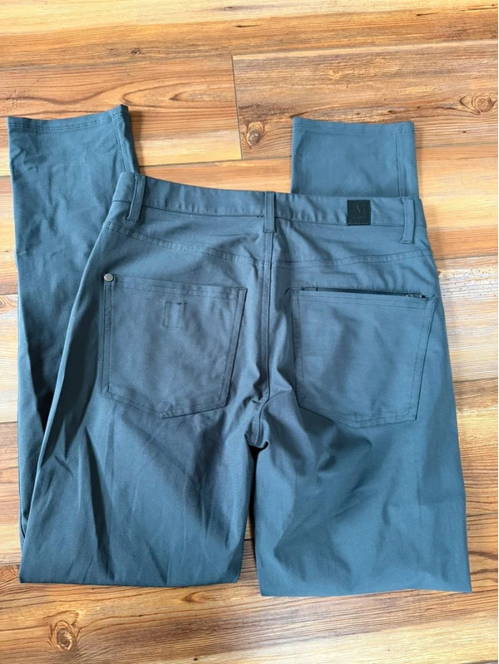 Vuori men’s meta athletic slim fit size 28